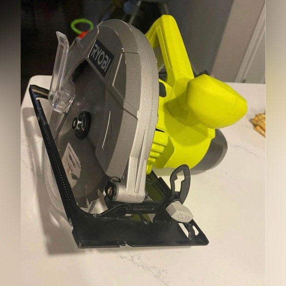 Circle saw in very good condition like new 7 1/4’ blade new blade - Picture 3 of 3